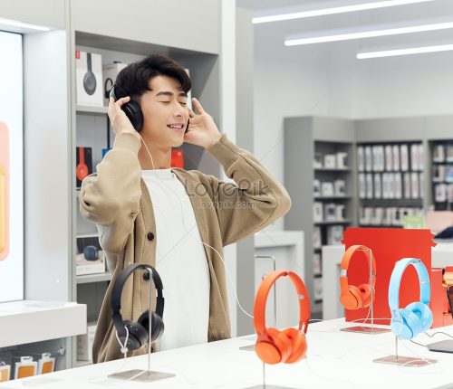 lovepik-handsome-guy-buying-headphones-in-a-digital-picture_502361344